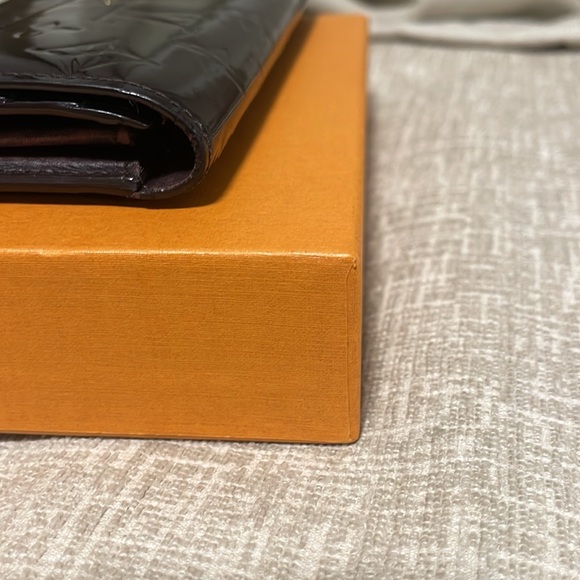 Louis Vuitton Amarante Vernis Sarah Monogram Wallet - Picture 16 of 17